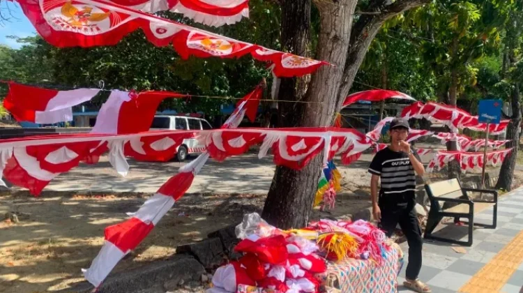 Lapak Merah Putih Hadir, Penjual Bendera Ngais Rezeki di Agustusan
