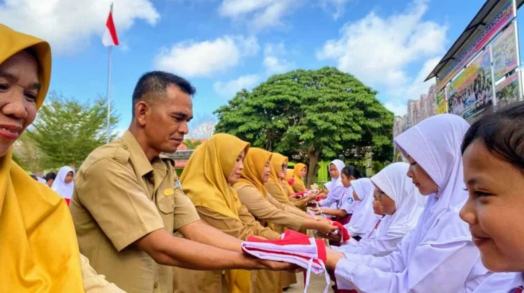 Ribuan Bendera Merah Putih Dibagikan di Bangka Selatan jelang 17 Agustus