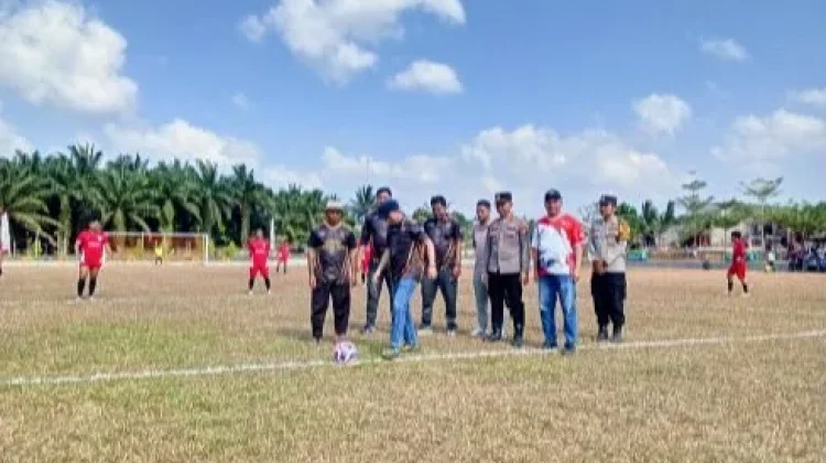 88 Klub Sepak Bola Rebut Algafry Rahman Cup II di Desa Perlang
