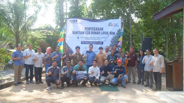 Bupati Markus Serahkan RLH kepada Warga Pelangas