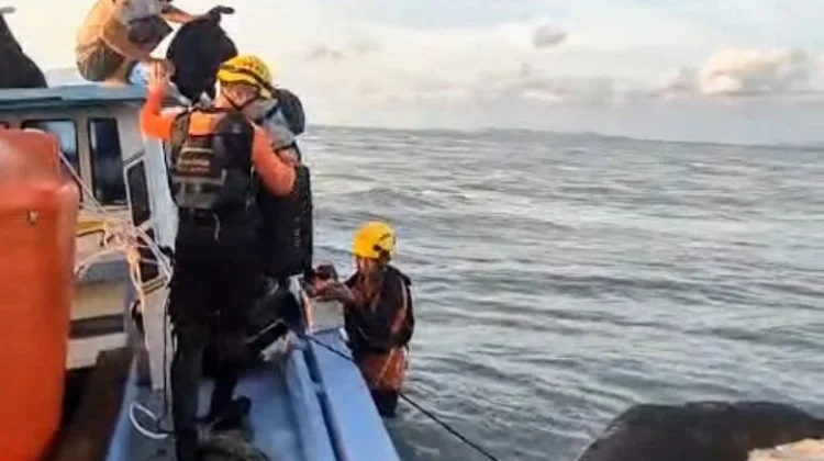 Kandas di Perairan Pukan Bangka, Dua ABK KM Nadira Diselamatkan Basarnas Babel
