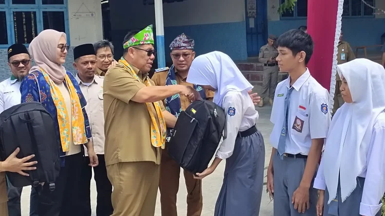 200 Siswa Belitung Terima Bantuan Perlengkapan Sekolah