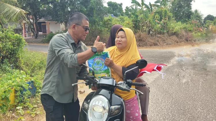 Semarak HUT RI Ke-81, Cabdin ESDM Belitung Salurkan Bendera dan Beras