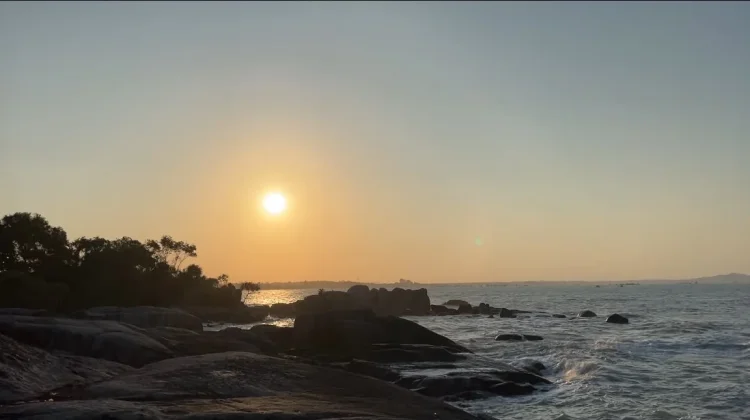 Pesona Pantai Rambak Sungailiat Pikat Wisatawan Luar Daerah