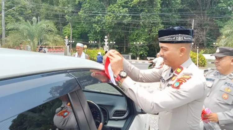 Sat Binmas Polres Bangka Bagikan Bendera Merah Putih kepada Masyarakat