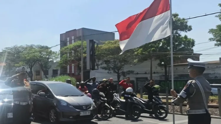 Pengendara Harap Berhenti 5 Menit Saat Pengibaran Bendera Merah Putih