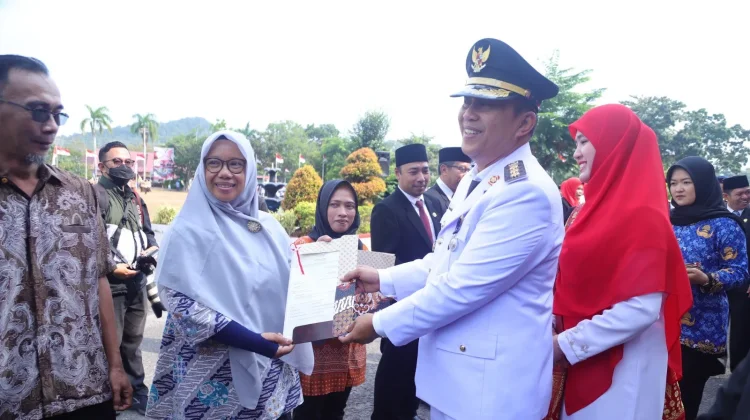 BPN Bangka Serahkan Sertifikat PTSL saat HUT RI
