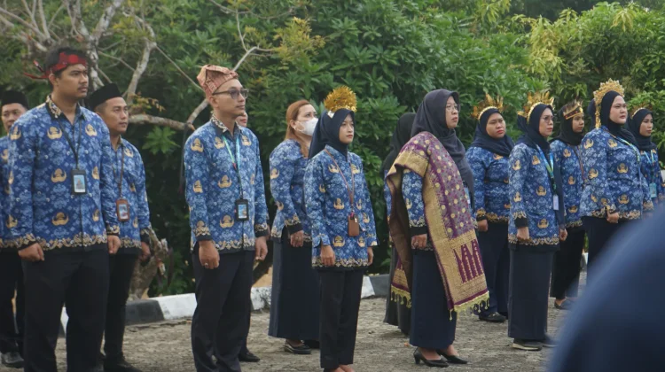 Atribut Daerah Warnai Upacara HUT ke-81 RI di RRI Sungailiat