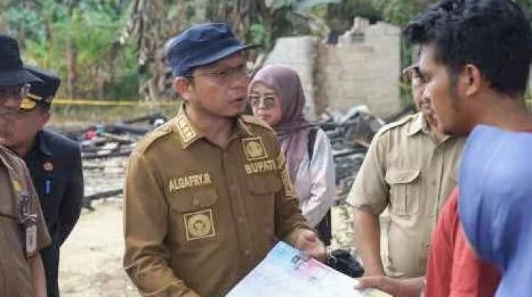 Bupati Algafry Serahkan Bantuan Korban Kebakaran di Simpang Katis