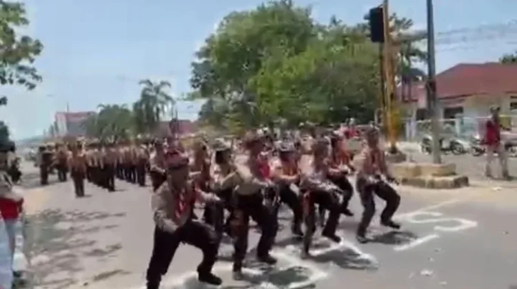 Peserta Pawai Bangka Tetap Semangat Tampilkan Atraksi di Teriknya Matahari