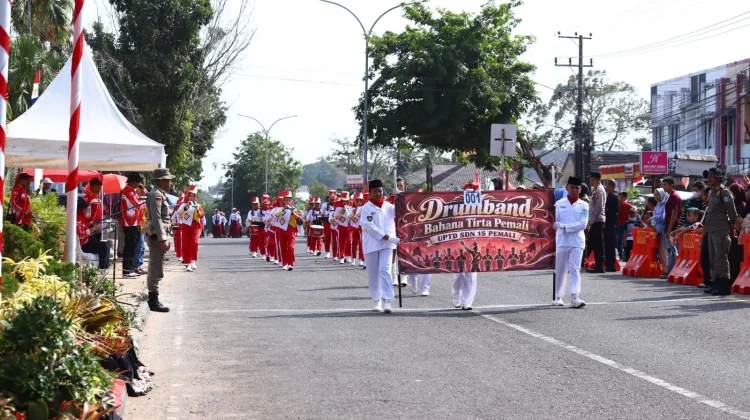 Warga Antusias Saksikan Pawai Baris Berbaris di Sungailiat