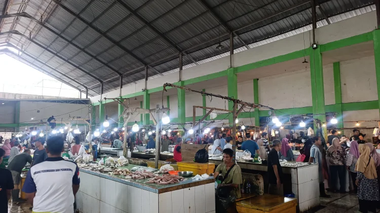 Pasar Lipat Kajang Manggar Mulai Beradaptasi dengan Transaksi Digital QRIS
