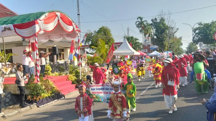 Penuh Warna dan Keceriaan, Ratusan Anak TK Ramaikan Karnaval HUT RI