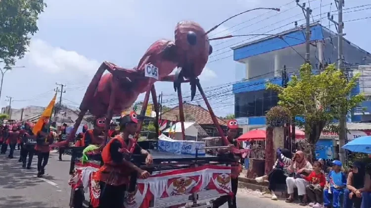Panas Terik Tak Halangi Warga Saksikan Karnaval