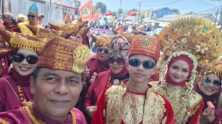 Baju Adat Minang Ramaikan Karnaval HUT ke-81 RI di Sungailiat