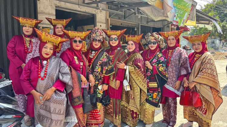 Baju Adat Minang Ramaikan Karnaval HUT ke-81 RI di Sungailiat