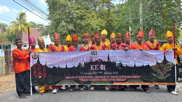 Baju Adat Minang Ramaikan Karnaval HUT ke-81 RI di Sungailiat