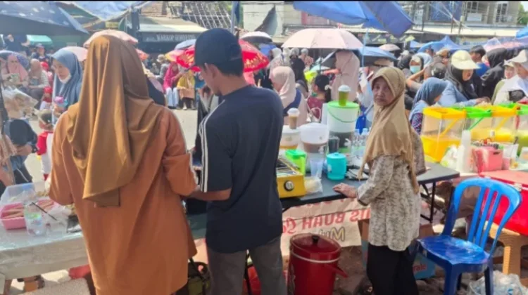 Omzet Tembus Rp1 Juta, Pedagang Es Ketiban Berkah Karnaval HUT RI