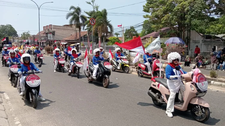 Ikuti Pawai Kendaraan Hias, UMBB Unjuk Semangat Nasionalisme