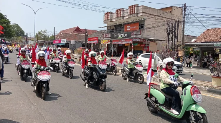 Ikuti Pawai Kendaraan Hias, UMBB Unjuk Semangat Nasionalisme
