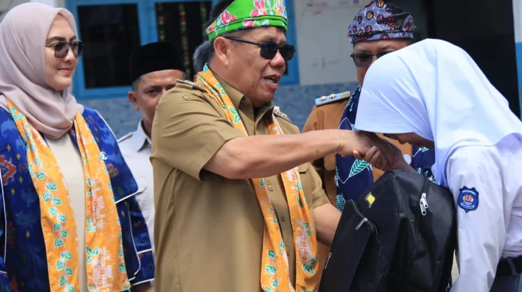 Gubernur Hidayat Arsani Serahkan Bantuan Seragam & Peralatan Sekolah