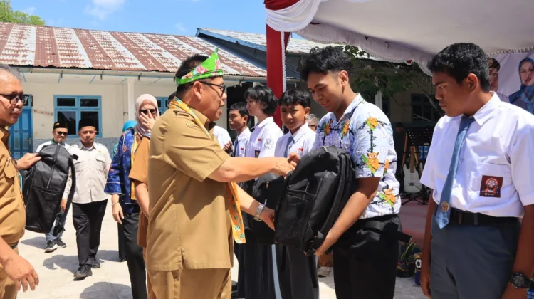 Gubernur Hidayat Arsani Serahkan Bantuan Seragam & Peralatan Sekolah