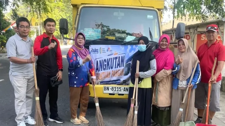 Warga Parit Padang dan Sudimampir Gotong Royong Bersihkan Sisa Karnaval