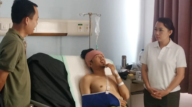 Ketua DPRD Belitung Jenguk Personel Damkar Korban Kecelakaan saat Misi Pemadaman
