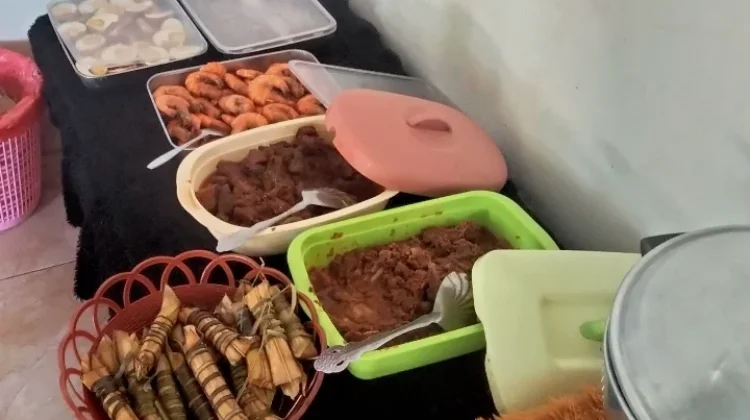 Ketupat Lepat Opor Sajian Khas Warga Kayu Besi saat Maulid