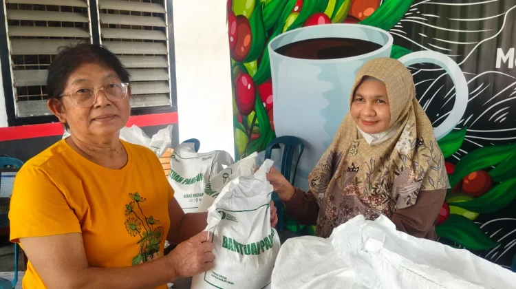 532 Warga Parit Padang Terima Bantuan Beras