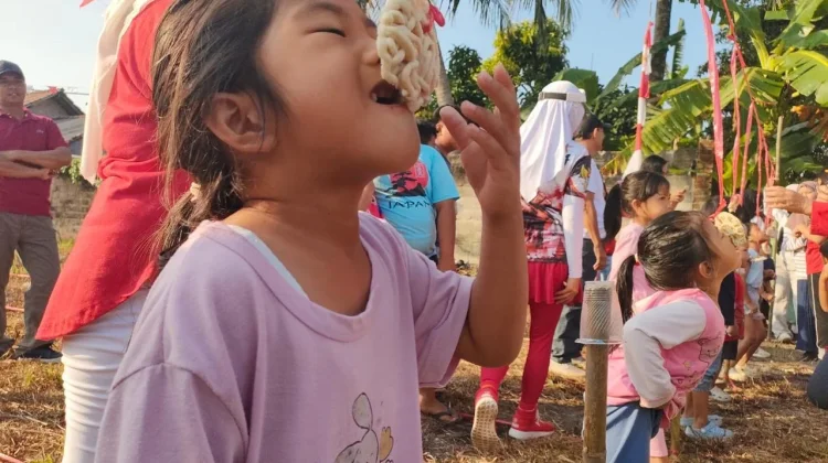 Lomba Makan Kerupuk Warnai Semarak Peringatan HUT ke-81 RI