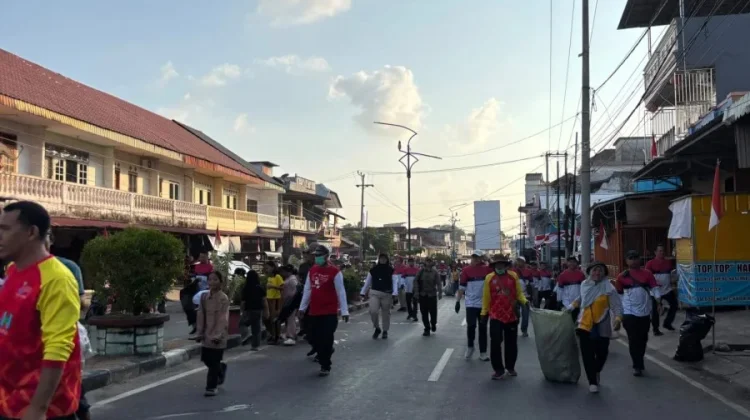 Usai Pawai & Karnaval, Bupati Riza "Ngulon" Warga Bersih Sampah