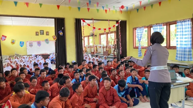 Sambut HUT ke-78, Polwan Polres Bangka "Goes to School" di SMP Negeri 2 Pemali