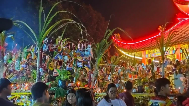 Rebutan Sesaji Jadi Puncak Sembahyang Rebut