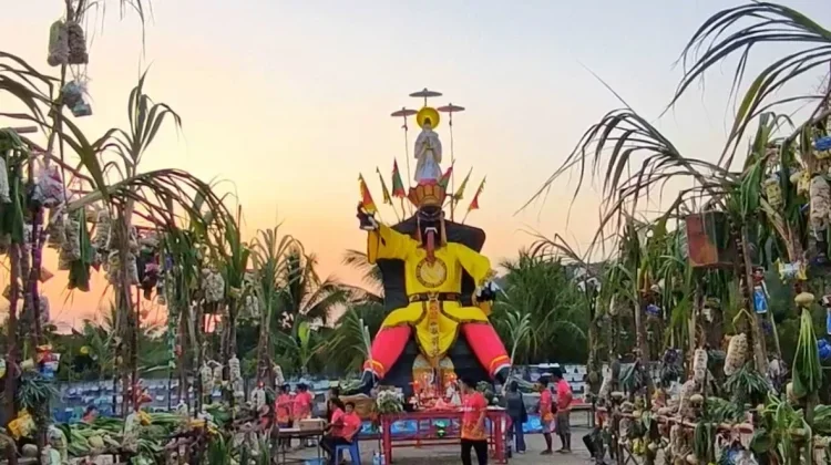 Makna Payung Thai Se Ja dan Tradisi Lelang dalam Sembahyang Rebut