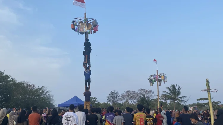 Lomba Panjat Pinang Ramaikan Rangkaian Lomba Peringatan HUT RI di Nelayan 1
