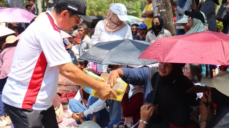 Masyarakat Padati Pawai Pembangunan HUT ke-81 RI di Manggar