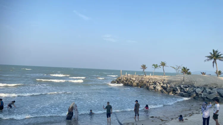 Pesona Alam Pantai Batu Bedaun Memikat Wisatawan