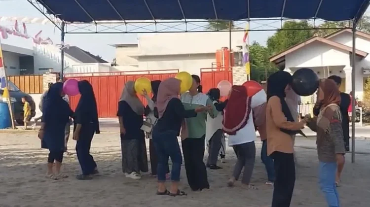 Joget Bawa Balon di Sri Pemandang Meriahkan HUT ke- 81 RI