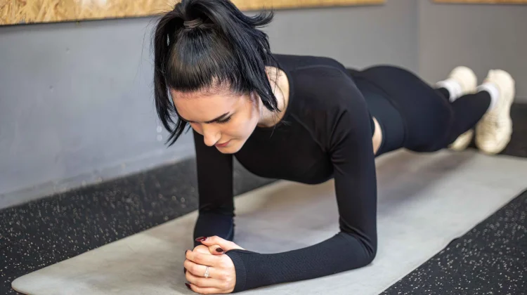 Rutin Plank di Rumah, Otot Inti Jadi Lebih Kuat