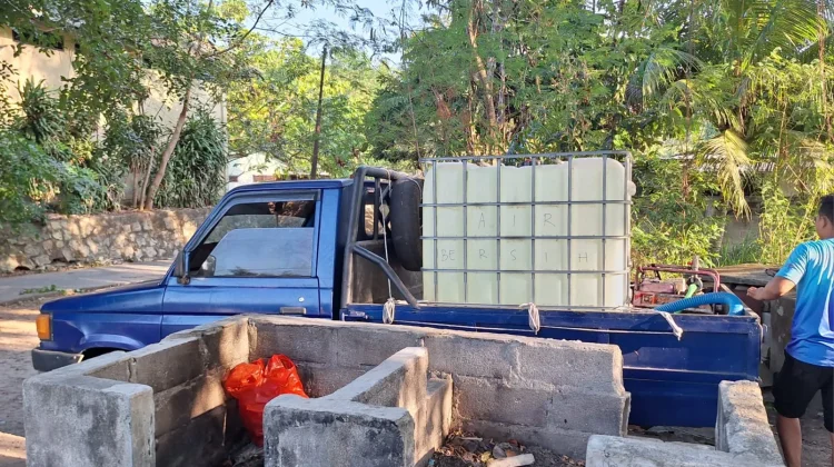Penjual Air Layani Permintaan Warga yang Kekeringan
