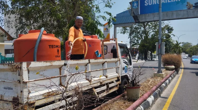DLH Bangka Intensifkan Penyiraman Taman Median Jalan di Musim Kemarau