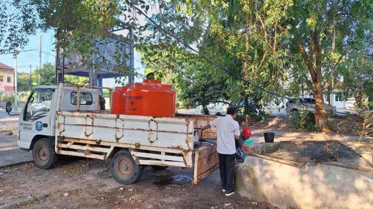 DLH Bangka Intensifkan Penyiraman Taman Median Jalan di Musim Kemarau