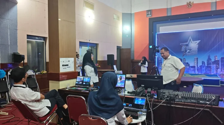 Teknisi Siaran RRI Sungailiat Siapkan Peralatan Audisi Bintang Radio