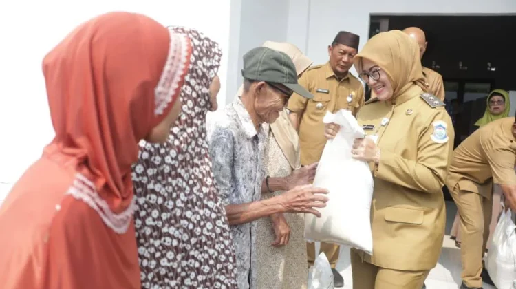 Terima Bantuan Beras, Abdul Kadir: Semoga Bantuan Ini Terus Berjalan