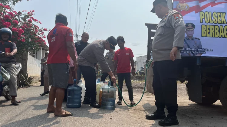 Polsek Taman Sari Salurkan Bantuan Air Bersih untuk Warga Jerambah Gantung