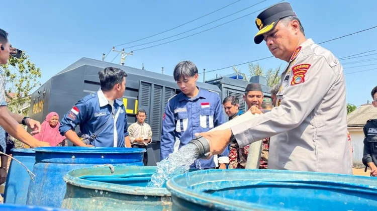 Warga di Kemuja Senang Dapat Bantuan Air Bersih dari Polda Babel