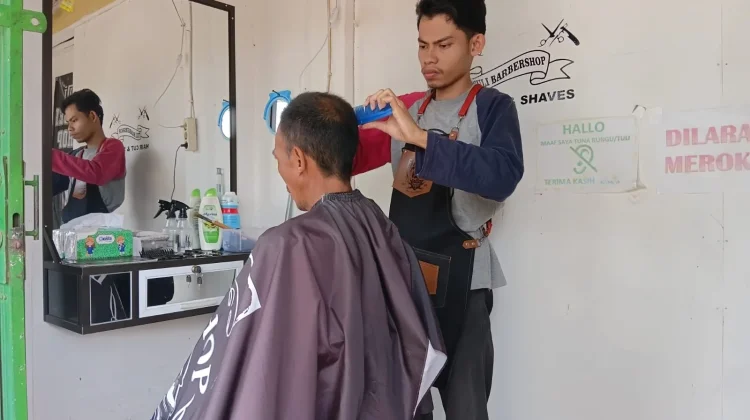 Gunting Afif yang Bicara di Balik Kursi Tuli Barbershop Mentok