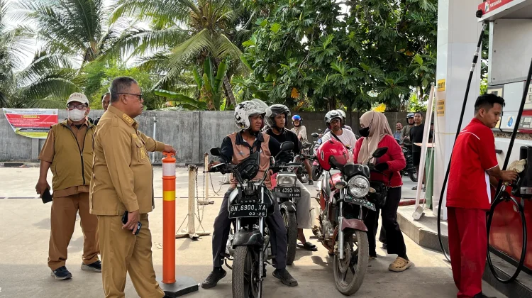 SPBU Padang Beltim Bagi Waktu Isi BBM, Warga: Cukup Membantu, Antrean Gak Numpuk