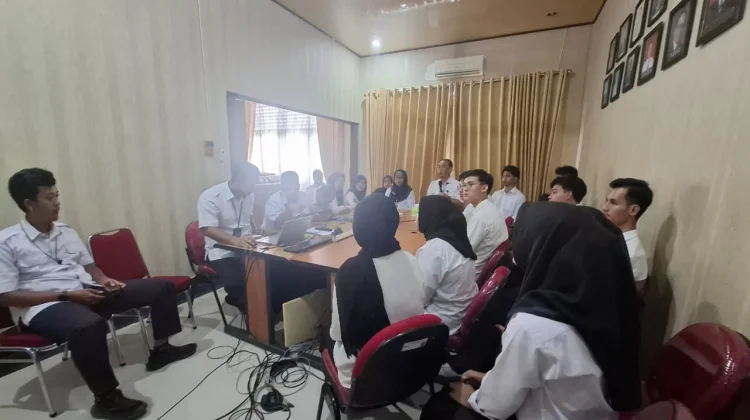 Magang di RRI Sungailiat, Agra: Senang Bisa Belajar Dunia Penyiaran Langsung